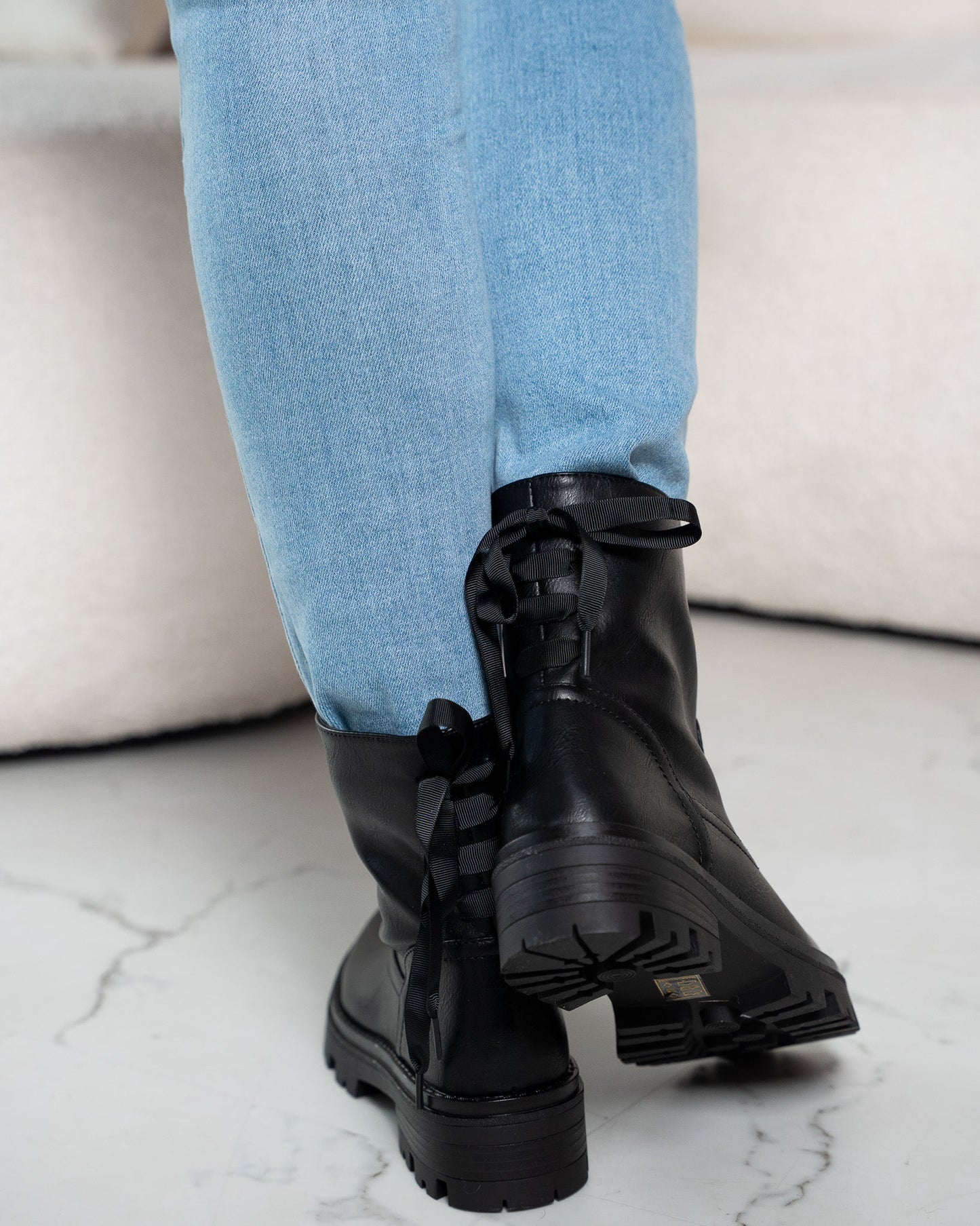 Botas Negras con Lazo